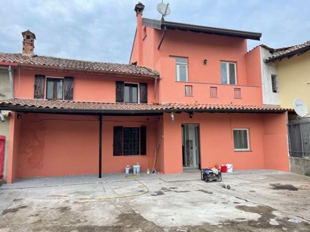 Casa a Cergnago PV con 3 bagni, 3 camere e cortile privato