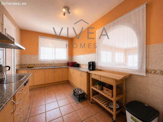 Casa a cuatro vientos con piscina, garaje y vistas panorámicas a la montaña