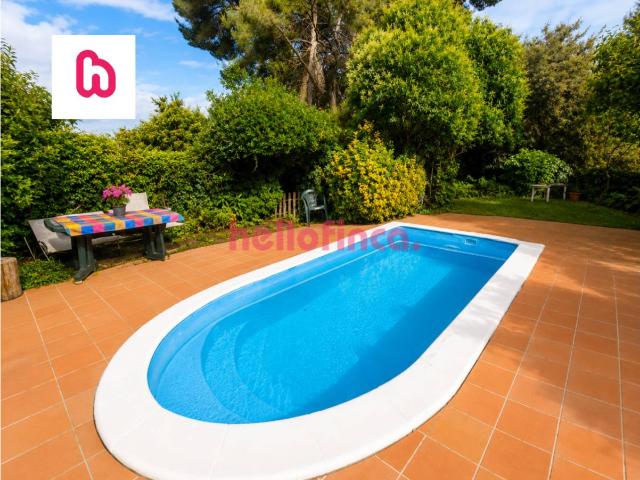 Casa a cuatro vientos con piscina, placas solares y vistas a Montserrat en Esparraguera