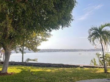 CASA A LA ORILLA DEL LAGO DE TEQUESQUITENGO