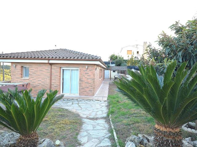 Casa a la venta de 108m2 en parcela de 777m2 en Les Carpes, Abrera