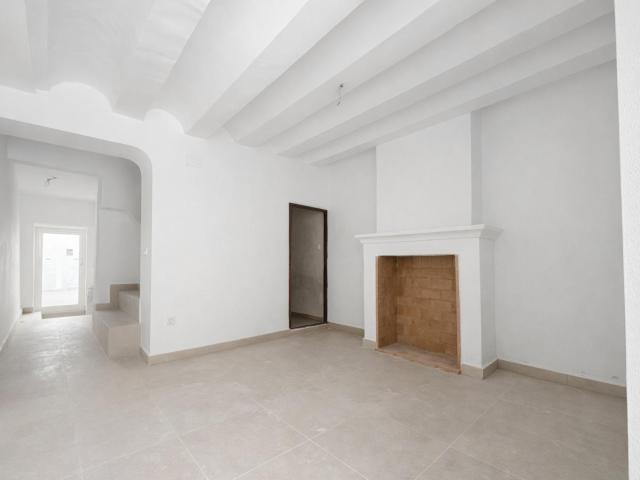 Casa totalmente reformada en Pinoso con un espectacular patio trasero¡
