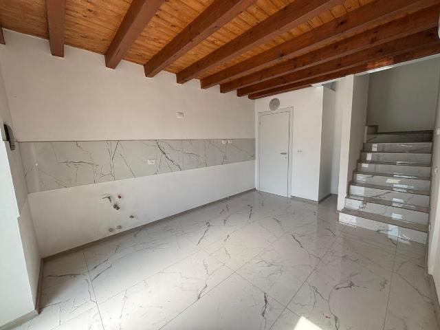 CASA A SCHIERA CON 2 CAMERE MATRIMONIALI