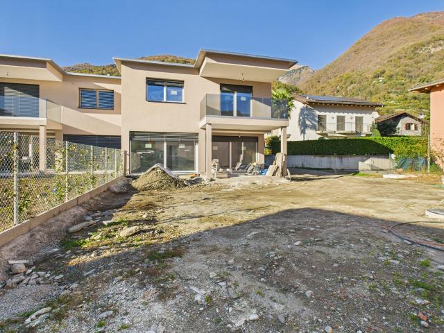 Casa a schiera moderna di nuova costruzione a Cugnasco 4.5 locali