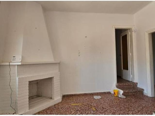 Casa a reformar con jardín y garaje en Urbanización Els Rosers