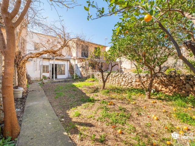 Casa a reformar con jardín grande