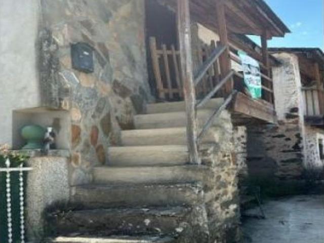 CASA A REFORMAR EN LAROUCO