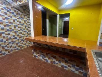 Casa, a un costado de tren suburbano