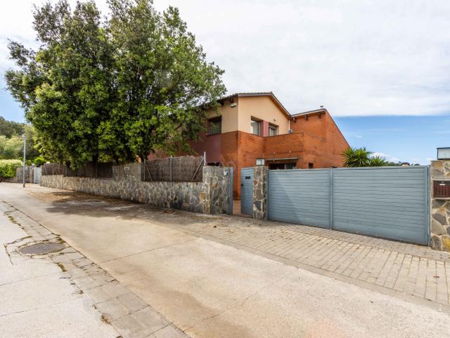 Casa adosada 4 dormitorios 241 m2