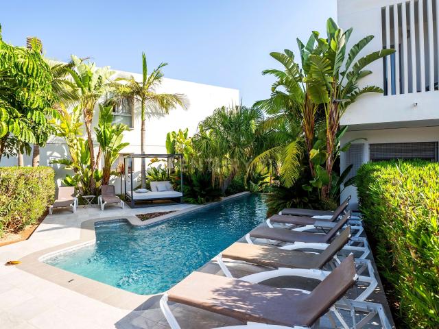 Casa adosada con cuatro habitaciones, vistas al mar y piscina en Albir