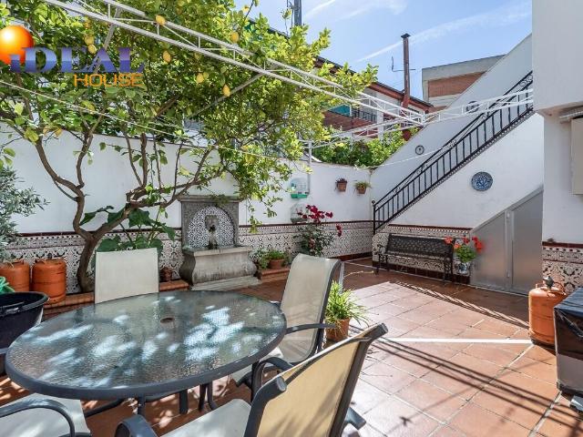 Casa adosada con cochera y patio en Pinos Puente