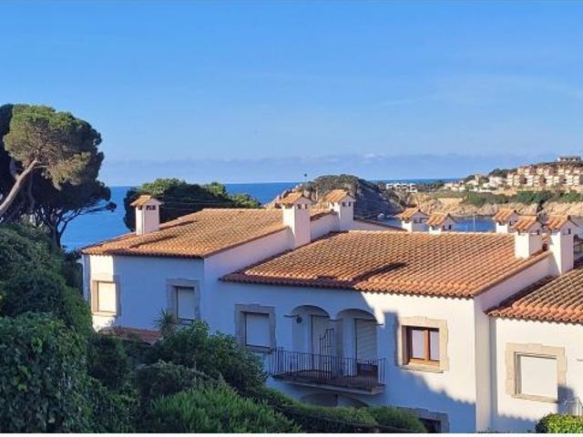 Casa adosada con excepcionales vistas a la bahía de Sant Feliu de Guíxols