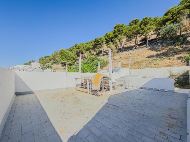 Casa adosada con gran potencial de reforma en Calle Calvario, Mijas Pueblo: proyecto de inversión con vistas, solárium y esencia andaluza