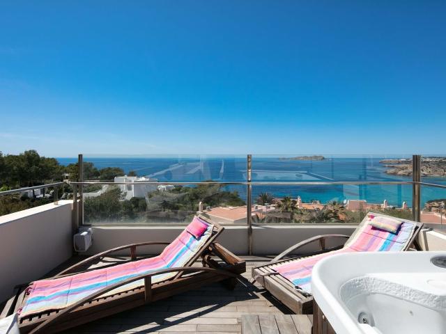 CASA ADOSADA CON IMPRESIONANTES VISTAS AL MAR EN CALA TARIDA