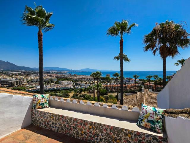Casa Adosada con Impresionantes Vistas Panorámicas al Mar y la Montaña en Las Brisas, La Duquesa