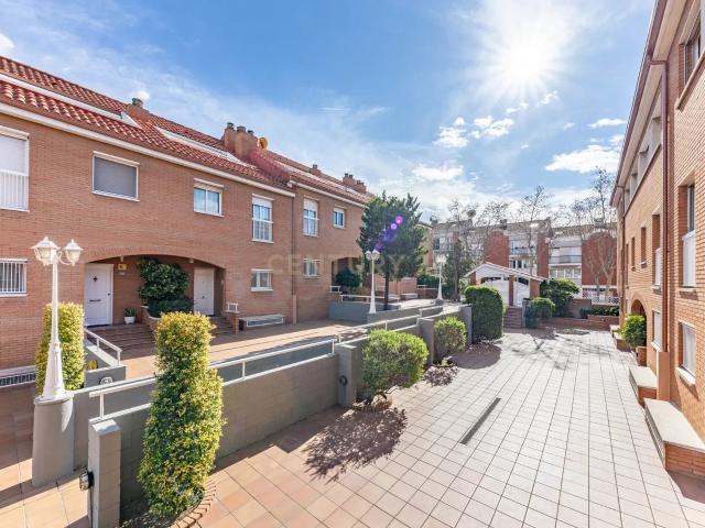 Casa adosada con piscina comunitaria en zona residencial de Molins de Rei