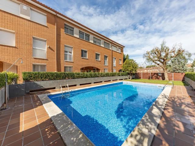 Casa adosada con piscina comunitaria en zona residencial de Molins de Rei