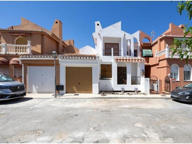 ? CASA ADOSADA CON PISCINA PRIVADA, JARDÍN Y SÓTANO CON CHIMENEA A UN PASO DE GRANADA