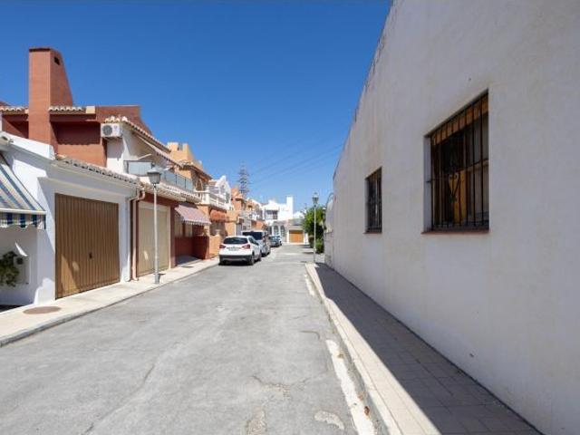 CASA ADOSADA CON PISCINA PROPIA, JARDÍN Y SÓTANO CON CHIMENEA A UN PASO DE GRANADA!