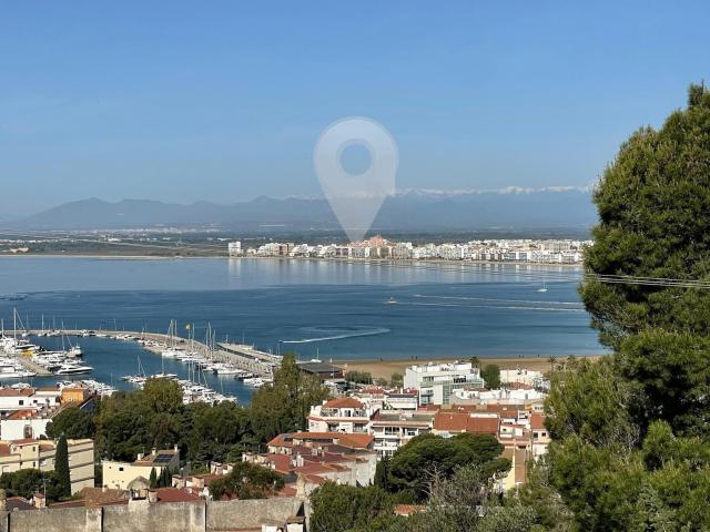Casa adosada con vistas al mar y al Canigó 147m² Roses