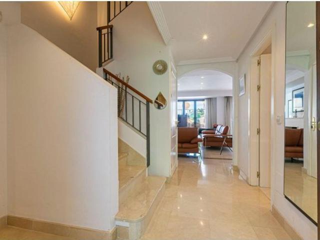 Casa Adosada con Vistas al Mar y Golf en Venta en Los Arqueros