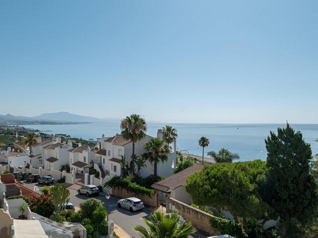 Casa adosada con vistas panorámicas al mar en Casares Ubicad. 234m² Casares