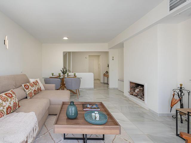 Casa adosada contemporánea con jardín en una urbanización ce. 162m² Marbella