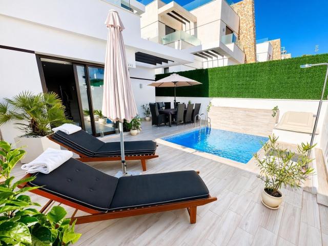 Casa adosada contemporánea con piscina privada y solárium: El estilo de vida mediterráneo en su máxima expresión