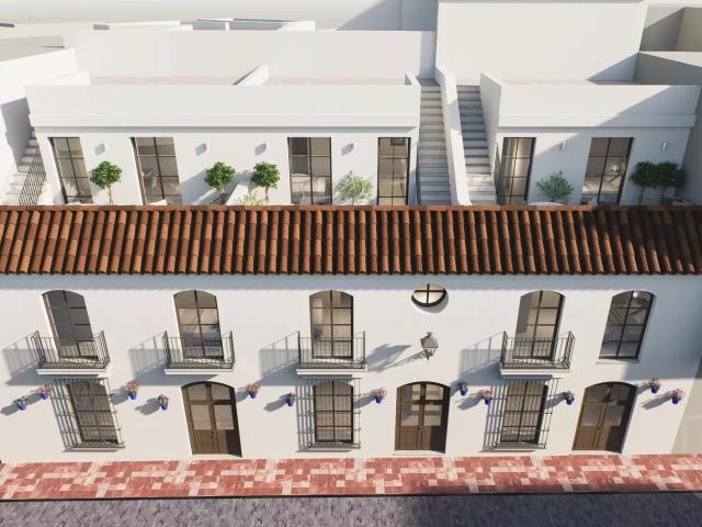 Casa adosada andaluza contemporánea de 3 dormitorios a estrenar en venta en el casco antiguo de Estepona