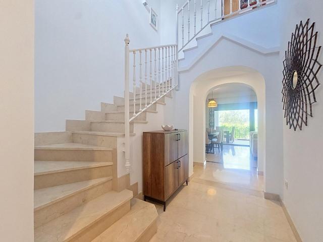 Casa adosada de 3 dormitorios con vistas al mar y al golf – Residencial Villas de Santa María, Estepona