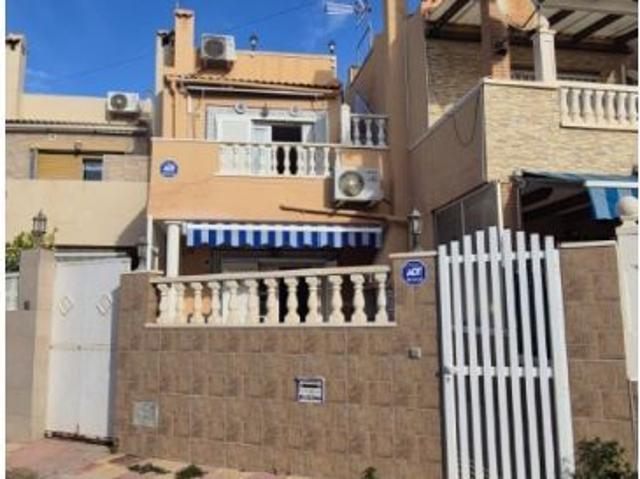 Casa adosada de 3 dormitorios en la zona codiciada de Rosaleda, Torrevieja