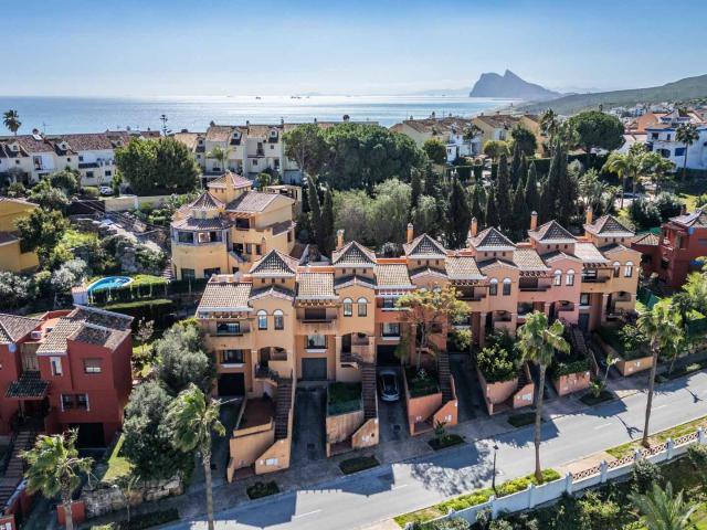 Casa adosada de 3 habitaciones con jardín y garaje cerrado en La Alcaidesa