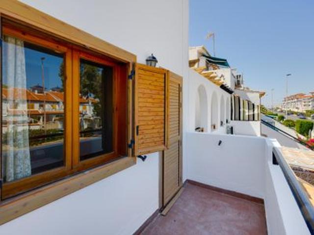 Casa Adosada de 3 habitaciones en venta en Torrevieja, Alicante