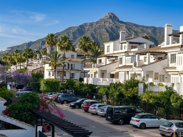 Casa adosada de 128 m2 en venta Nueva Andalucia, Andalucía