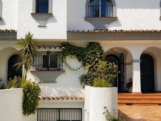 Casa adosada de 220 m2 en venta Cabopino, Andalucía