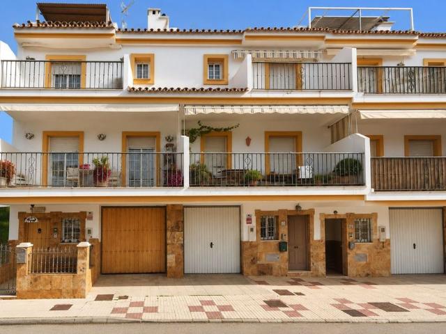 Casa adosada de 220 m2 en venta Estepona, Andalucía