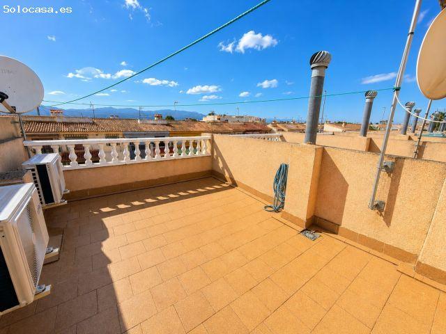 Casa adosada de 2 dormitorios bellamente reformada con piscina común y solario privado en Catral