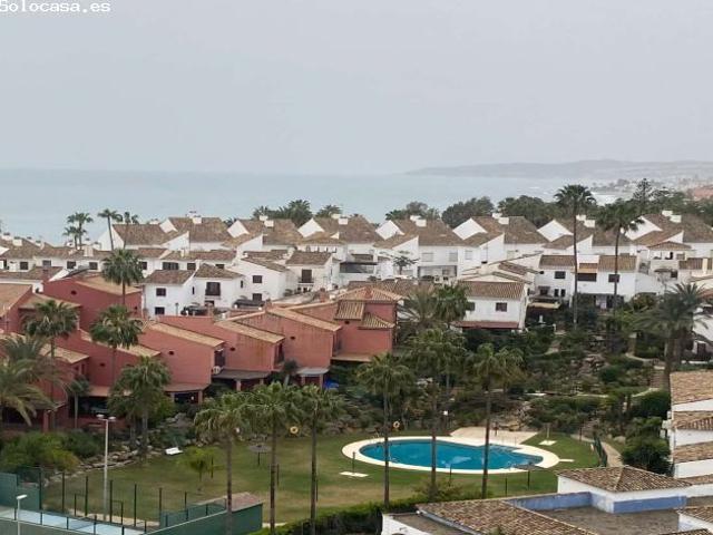 Casa adosada de 2 dormitorios en primera línea de playa – Bahía Azul, Estepona Oeste, Costa del Sol