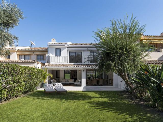 Casa adosada de alto standing 291 en venta, Nueva Andalucia, España