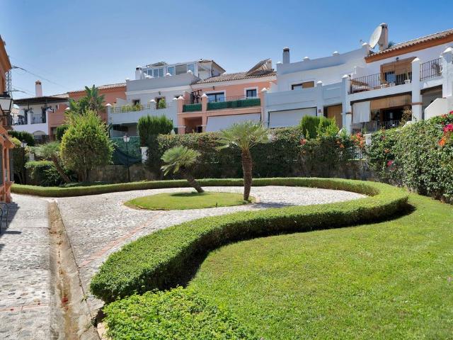 Casa adosada de alto standing de 192 m2 en venta Estepona, Andalucía