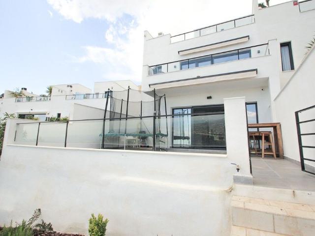 Casa adosada de alto standing de 210 m2 en alquiler Urbanización Marbella Este, España