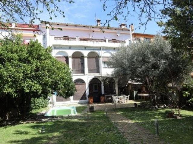 Casa adosada de alto standing en venta Bañolas, España