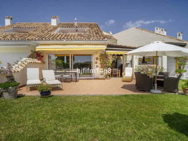 Casa adosada de alto standing en venta Nueva Andalucia, España