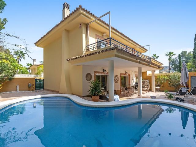 Casa adosada de estilo mediterráneo con piscina en Albir/Alf. 145m² Alfaz de Baix