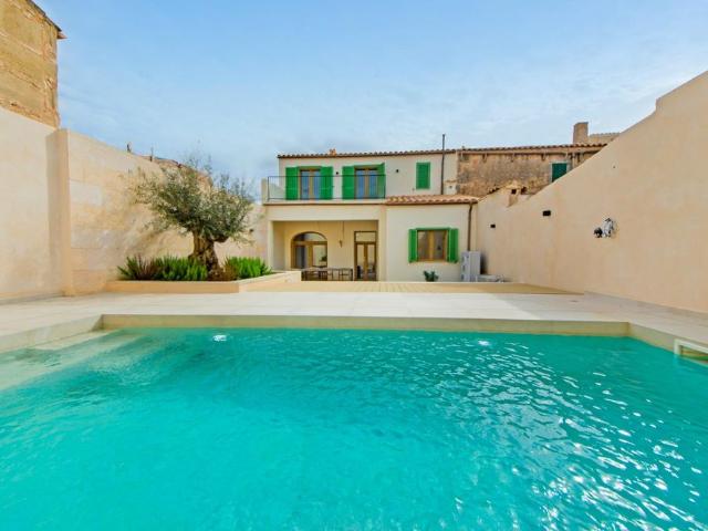 Casa adosada de lujo de 200 m2 en venta Ses Salines, Baleares