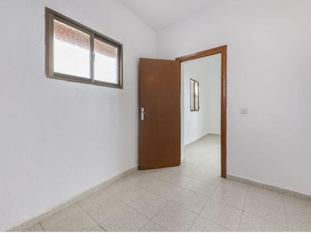 Casa adosada de pueblo, céntrica, con muchas posibilidades