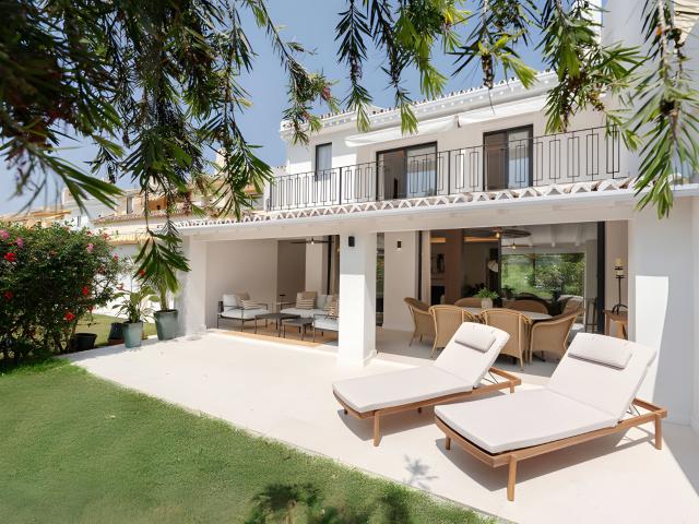 Casa adosada de tres plantas, bellamente diseñada, en venta. 273m² Marbella