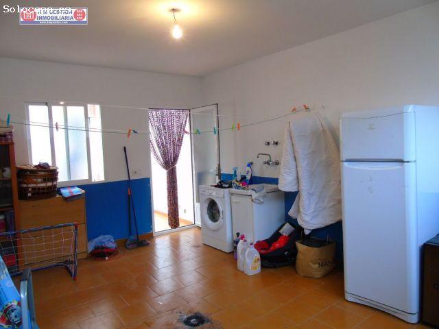 Casa adosada de VPO ubicada junto al Club de tenis que consta en planta baja de cocina luminosa, ase