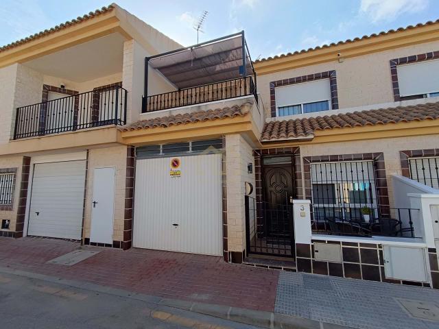 Casa adosada destacable con cuatro dormitorios y rodeada de resorts de golf