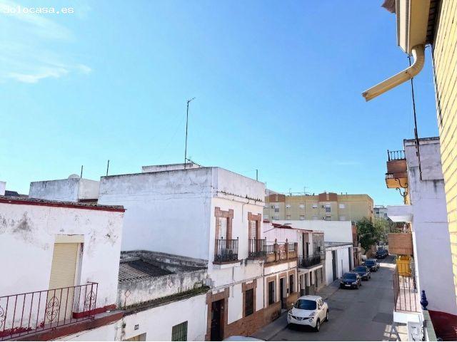 Casa adosada en Camas con 6 dormitorios, gran garaje, patio y terrazas
